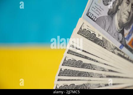 Dollari americani sullo sfondo della bandiera Ucraina, finanza ed economia, il tasso di cambio del dollaro in Ucraina Foto Stock