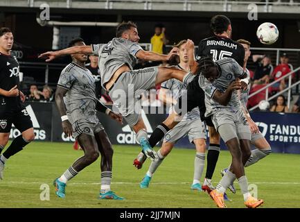 WASHINGTON, DC, USA - 23 LUGLIO 2022: Il difensore Unito di D.C. Steve Birnbaum (15) si dirige verso un gol durante una partita MLS tra D.C United e C.F. Montreal, il 23 luglio 2022, presso Audi Field, a Washington, CC. (Foto di Tony Quinn-Alamy Live News) Foto Stock