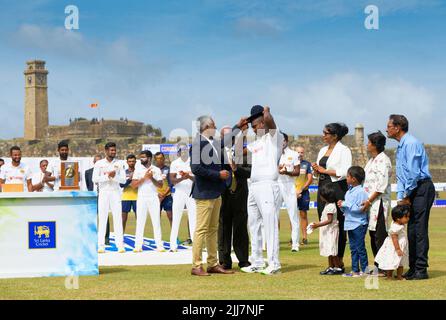 Galle, Sri Lanka. 24th luglio 2022. Angelo Mathews dello Sri Lanka riceve il suo tetto del 100th dall'ex cricketer dello Sri Lanka Chaminda Vaas (L) durante la 1st giornata della partita di cricket di prova del 2nd tra Sri Lanka e Pakistan al Galle International Cricket Stadium di Galle il 24th luglio 2022. Viraj Kothalwala/Alamy Live News Foto Stock