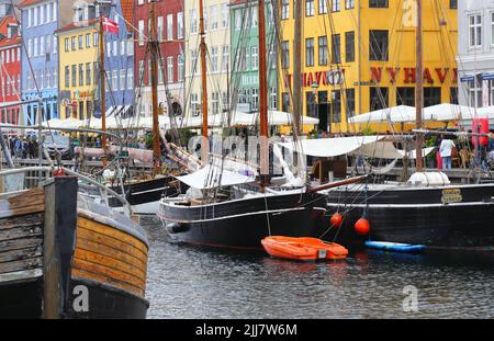 Copenaghen, Danimarca - 14 giugno 2022: Vista del distretto portuale di Nyahavn. Foto Stock