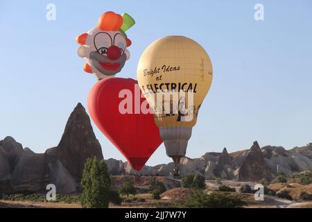 Nevsehir, Nevsehir. 23rd luglio 2022. I mongolfiere sono raffigurati durante un festival internazionale di mongolfiera in Cappadocia, Nevsehir, T¨¹rkiye il 23 luglio 2022. Credit: Mustafa Kaya/Xinhua/Alamy Live News Foto Stock