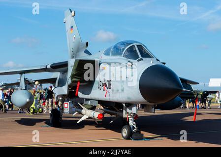 Aereo tedesco dell'aeronautica Panavia Tornado ECR jet fighter al Royal International Air Tattoo, RIAT Airshow, RAF Fairford, Gloucestershire, Regno Unito
