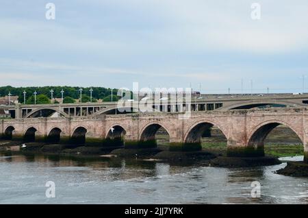 ponti stradali e ferroviari in pietra antica a berwick su tweed northumberland inghilterra gran bretagna 2022 Foto Stock