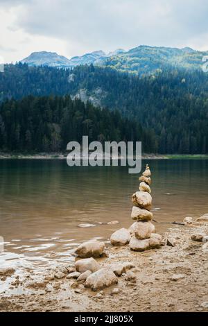 Piramide di pietre è composto sulle rive del Lago Nero in Montenegro Foto Stock