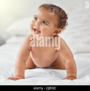 Vuoi dire che questo mondo intero è per me, un adorabile bambino che gioca sul letto di casa. Foto Stock