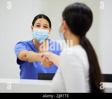 Hvae una bella giornata, un infermiere e un paziente che agita le mani in una clinica. Foto Stock