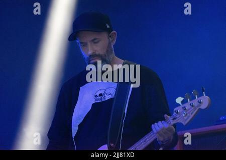 Dominic Aitchison bassista scozzese e compositore fondatore della band post-rock Mogwai sul palco Lovell. Bluedot festival Cheshire di fronte al famoso telescopio Lovell. Che si svolge tra il 21 e il 24 luglio presso il sito patrimonio mondiale dell'UNESCO, Jodrell Bank, Cheshire Regno Unito, Bluedot è un festival di tre giorni di scoperta che è un mix di artisti, relatori, scienziati e artisti in un evento diverso da qualsiasi sulla terra. L'evento di quest'anno è stato affiancato da Groove Armada (venerdì), Metronomy (sabato), Mogwai (sabato) con Björk che ha come primo posto la domenica sera con un'iconica performance con Th Foto Stock