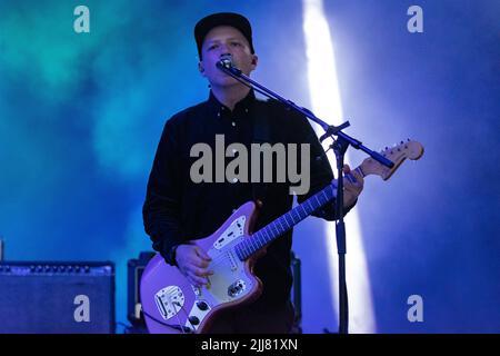 Stuart Leslie Braithwaite, musicista scozzese, cantante e cantautore del gruppo post-rock Mogwai, sul palco di Lovell. Bluedot festival Cheshire di fronte al famoso telescopio Lovell. Che si svolge tra il 21 e il 24 luglio presso il sito patrimonio mondiale dell'UNESCO, Jodrell Bank, Cheshire Regno Unito, Bluedot è un festival di tre giorni di scoperta che è un mix di artisti, relatori, scienziati e artisti in un evento diverso da qualsiasi sulla terra. L'evento di quest'anno è stato affiancato da Groove Armada (venerdì), Metronomy (sabato), Mogwai (sabato) con Björk che ha come primo posto la domenica sera con una performance iconica con Foto Stock