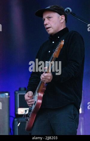 Stuart Leslie Braithwaite, musicista scozzese, cantante e cantautore del gruppo post-rock Mogwai, sul palco di Lovell. Bluedot festival Cheshire di fronte al famoso telescopio Lovell. Che si svolge tra il 21 e il 24 luglio presso il sito patrimonio mondiale dell'UNESCO, Jodrell Bank, Cheshire Regno Unito, Bluedot è un festival di tre giorni di scoperta che è un mix di artisti, relatori, scienziati e artisti in un evento diverso da qualsiasi sulla terra. L'evento di quest'anno è stato affiancato da Groove Armada (venerdì), Metronomy (sabato), Mogwai (sabato) con Björk che ha come primo posto la domenica sera con una performance iconica con Foto Stock