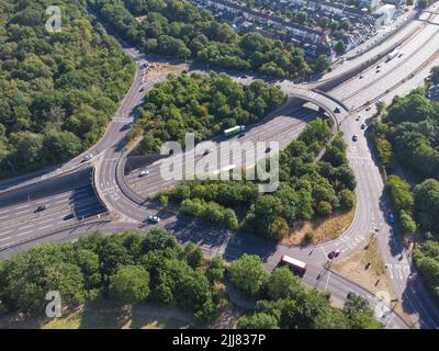 Vista aerea verso la rotonda dei lavori d'acqua al sole del mattino con la strada a doppia carreggiata A406 che passa sotto Foto Stock