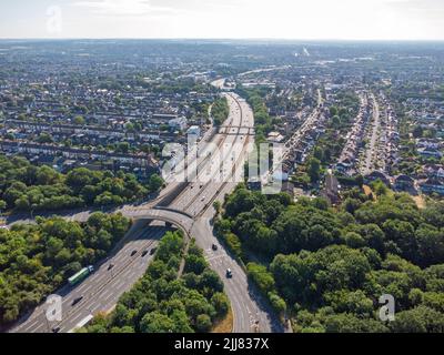 Vista aerea della rotonda dei lavori acquatici al sole del mattino guardando verso est lungo la strada a doppia carreggiata A406 per South Woodford. Foto Stock