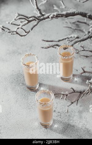 Crema irlandese o Liquore di caffè con fiocchi di cocco Foto Stock