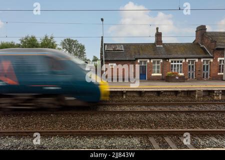 Longport, Stoke on Trent Regno Unito Giugno 08 2022 motion blur speeding express train concept viaggiando attraverso la stazione ferroviaria Foto Stock