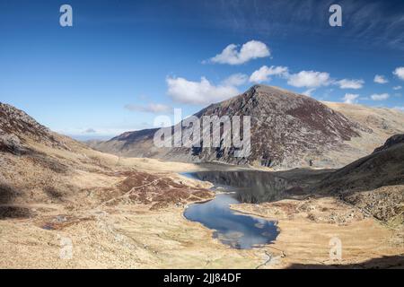 Tryfan terra bruciata e la catena montuosa Glyders. Creste e sentieri conducono verso la valle di Ogwen. Foto Stock