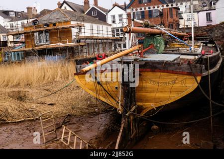 La Thames Barge ‘vigilant’ continua le sue riparazioni nei moli di Topsham nel Devon orientale Foto Stock