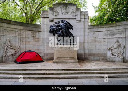 Londra, Embankment, una persona senza tetto ha eretto una tenda in una zona riparata del Belgio War Memorial, un segno della situazione economica nel Regno Unito Foto Stock