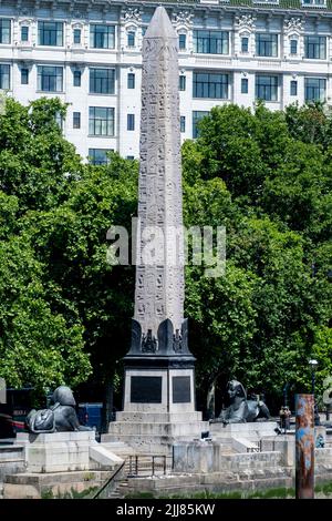 L'ago di Cleopatra, un antico obelisco egiziano sull'argine del Tamigi a Westminster, Londra Foto Stock