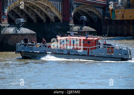 London Fire Brigade Fireboat Fire Dart basato sul Tamigi a Vauxhall e il principale battello fluviale di risposta per Londra Foto Stock