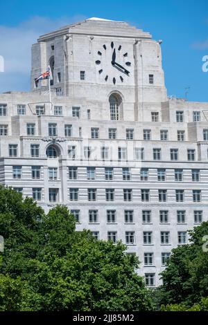 Shell Mex House (aperto nel 1932) a 80 Strand, Londra, che mostra il quadrante dell'orologio prominente, il più grande del Regno Unito e un tempo noto come Big benzene Foto Stock