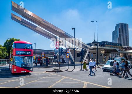 Vauxhall Cross, Londra, Inghilterra; Vauxhall Bus Station progettato da Arup Partners (2004), presto demolito per la rigenerazione dell'area Foto Stock