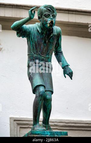 Il Schängelbrunnen, originariamente chiamato anche Schängelchen-Brunnen, è una fontana nella città vecchia di Coblenza, in Germania Foto Stock