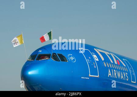 Roma, Italia. 24th luglio 2022. Italia, Roma, Vaticano, 22/07/24. L'aereo pontificio parte per il viaggio apostolico in Canada, dall'Aeroporto di Fiumicino. L'Aereo papale parte per il viaggio apostolico in Canada, dall'aeroporto di Fiumicino. Photo by Massimiliano MIGLIORATO/Catholic Press Photo Credit: Agenzia fotografica indipendente/Alamy Live News Foto Stock