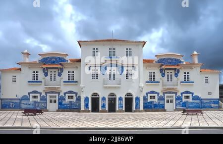 Bellissimo edificio bianco della stazione ferroviaria di Aveiro con piastrelle portoghesi o Azulejos Foto Stock