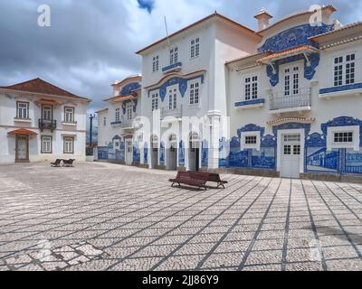 Bellissimo edificio bianco della stazione ferroviaria di Aveiro con piastrelle portoghesi o Azulejos Foto Stock