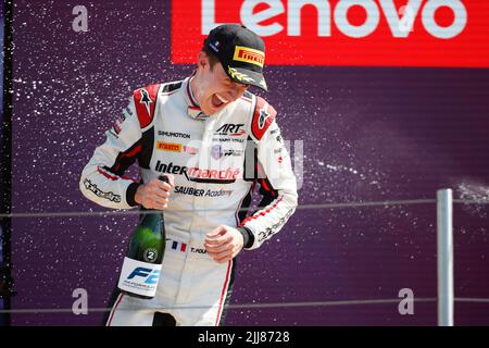 Podio Pourchaire Théo (fra), ART Grand Prix, Dallara F2, ritratto nel corso del round 9th del Campionato FIA di Formula 2 2022, dal 22 al 24 luglio 2022 sul circuito Paul Ricard, a le Castellet, Francia - Foto Antonin Vincent/DPPI Foto Stock