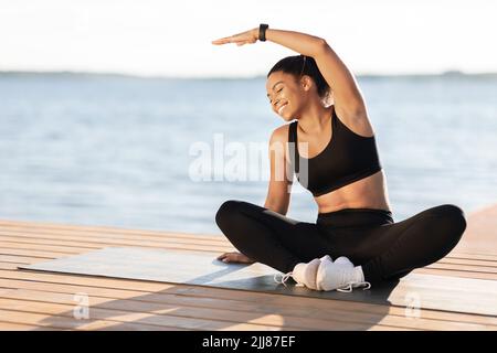 Felice sportivo donna nera godendo il suo allenamento all'aria aperta Foto Stock