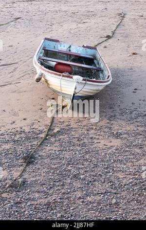 Un colpo verticale di una barca parcheggiata su una spiaggia di sabbia Foto Stock