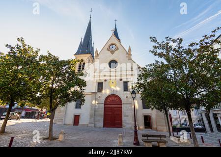Facciata della Chiesa cattolica di Saint-Jean-Baptiste de Sceaux, un monumento storico situato nel dipartimento francese di Hauts-de-Seine, a sud di Parigi Foto Stock