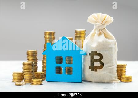 Acquisto o vendita di beni immobili per criptovaluta bitcoin. Foto Stock