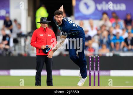 Leeds, Regno Unito. 24th luglio 2022. REECE Topley Bowling per l'Inghilterra a Leeds, Regno Unito, il 7/24/2022. (Foto di Conor Molloy/News Images/Sipa USA) Credit: Sipa USA/Alamy Live News Foto Stock