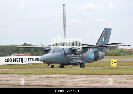 KAUNAS / LITUANIA - 10 agosto 2019: Forza aerea lituana Let L-410 UVP Turbolet, numero di coda 02, velivolo di trasporto a 100 anni aviazione lituana Foto Stock