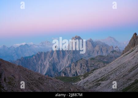 Splendida vista sui Cadini di Misurina durante una bella alba. Cadini di Misurina è un gruppo di montagne situate nelle Dolomiti. Foto Stock