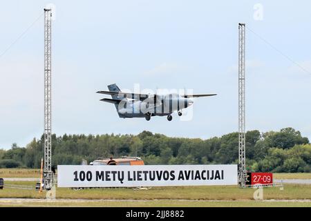 KAUNAS / LITUANIA - 10 agosto 2019: Forza aerea lituana Let L-410 UVP Turbolet, numero di coda 02, velivolo di trasporto a 100 anni aviazione lituana Foto Stock