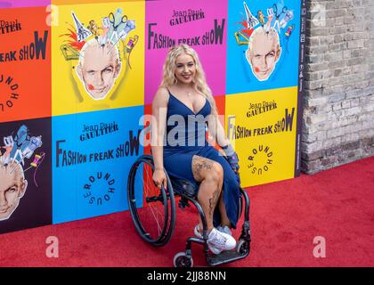 Gli ospiti arrivano sul Red Carpet per il "Fashion Freak Show" di Jean Paul Gaultiers presso la Camdens Roundhouse di Londra, Inghilterra, Regno Unito, luglio 2022. Foto Stock