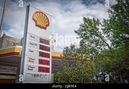 Preistafel Shell Tankstelle 29.05.2022 vor Einführung des Tankrabatt am 1.Juni , Berlino, Germania, Foto Stock