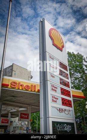 Preistafel Shell Tankstelle 29.05.2022 vor Einführung des Tankrabatt am 1.Juni , Berlino, Germania, Foto Stock