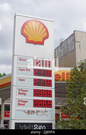 Preistafel Shell Tankstelle 29.05.2022 vor Einführung des Tankrabatt am 1.Juni , Berlino, Germania, Foto Stock