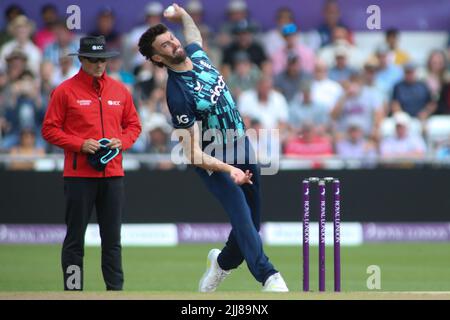 Leeds, Regno Unito. 24th luglio 2022. Clean Slate Headingley Cricket Ground, Leeds, West Yorkshire, 24th luglio 2022. 3rd Royal London un giorno Internazionale Inghilterra vs Sud Africa. REECE Topley of England bowling. Credit: Touchlinepics/Alamy Live News Foto Stock