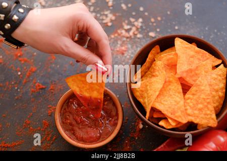 nacho chips partito munchies cibo snack salsa tuffo Foto Stock