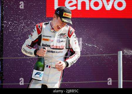 Podio Pourchaire Theo (fra), ART Grand Prix, Dallara F2, ritratto nel corso del round 9th del Campionato FIA di Formula 2 2022, dal 22 al 24 luglio 2022 sul circuito Paul Ricard, a le Castellet, Francia - Foto: Antonin Vincent/DPPI/DPPI/LiveMedia Foto Stock