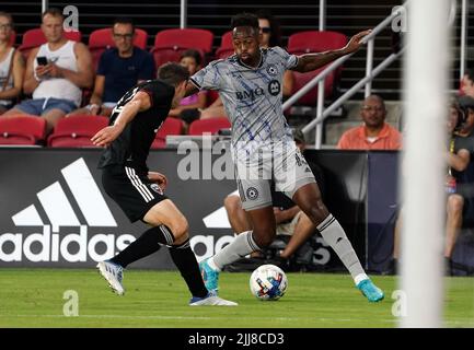 WASHINGTON, DC, USA - 23 LUGLIO 2022: Il centrocampista D.C. Unito Drew Skundrich (12) difende contro CF Montréal Forward Mason Toye (13) durante una partita MLS tra D.C United e C.F. Montreal, il 23 luglio 2022, presso Audi Field, a Washington, CC. (Foto di Tony Quinn-Alamy Live News) Foto Stock