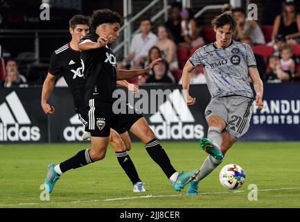 WASHINGTON, DC, USA - 23 LUGLIO 2022: IL centrocampista CF Montréal Lassi Lappalainen (21) spara lontano dal centrocampista D.C. United Sofiane Djeffal (13) durante una partita MLS tra D.C United e C.F. Montreal, il 23 luglio 2022, presso Audi Field, a Washington, CC. (Foto di Tony Quinn-Alamy Live News) Foto Stock