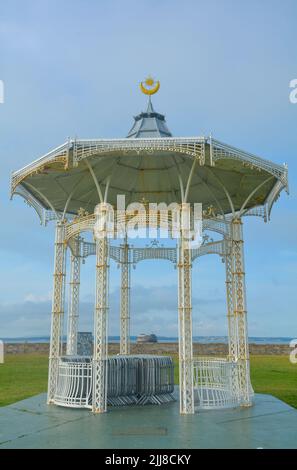 Il palco sul lungomare di Southsea a Portsmouth, Inghilterra. Forte di Spitbank e l'isola di Wight in lontananza. Foto Stock