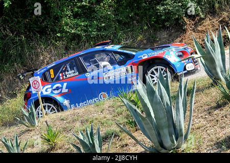 Il driver Yoann Bonato e il suo co-pilota Benjamin Boulloud a bordo della loro Citroen C3 Rally2, durante la tappa Santopadre - Fontana Liri dell'edizione 10 del Campionato europeo Rally FIA 'Rally di Roma capitale' che si è svolto nella regione Lazio. SANTOPADRE, Italia, 23 luglio 2022. (Foto di Vincenzo Izzo/Sipa USA) Foto Stock