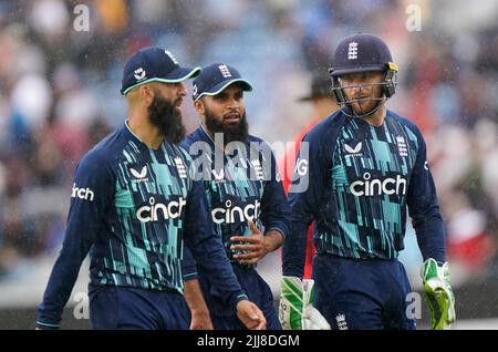 Moeen Ali, Adidl Rashid e Jos Buttler in Inghilterra mentre la pioggia si ferma durante la terza partita internazionale di un giorno all'Headingley Stadium di Leeds. Data foto: Domenica 24 luglio 2022. Foto Stock