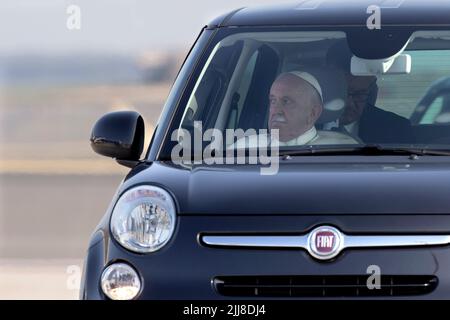 Fiumicino, Italia. 24 luglio 2022. Papa Francesco arriva all'aeroporto internazionale Leonardo da Vinci di Roma, per imbarcarsi sul suo volo per Edmonton, Canada, dove inizierà una visita pastorale di sei giorni nel paese. Credit: Maria Grazia Picciarella/Alamy Live News Foto Stock